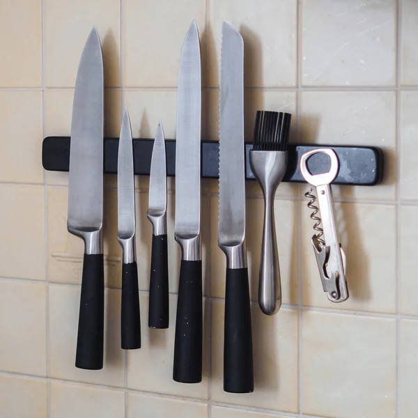 Soporte magnético negro para cuchillos de acero. pared de baldosas —  Fotos de Stock