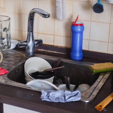 Matea evye içinde birçok kirli bulaşık