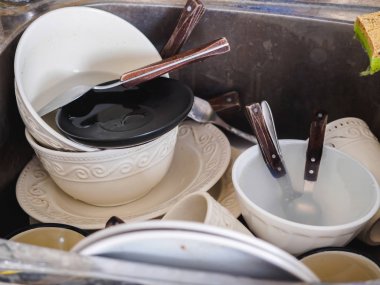 Matea evye içinde birçok kirli bulaşık