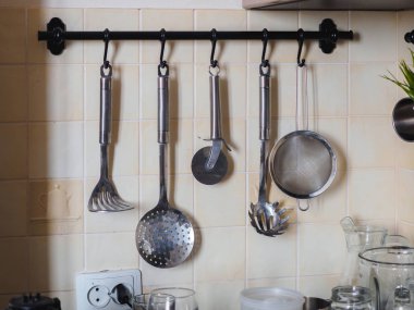 Mutfak metal krom araçlar Ray üzerinde