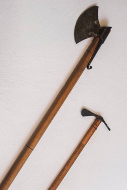 soğuk çelik melee silah beyaz duvardaki