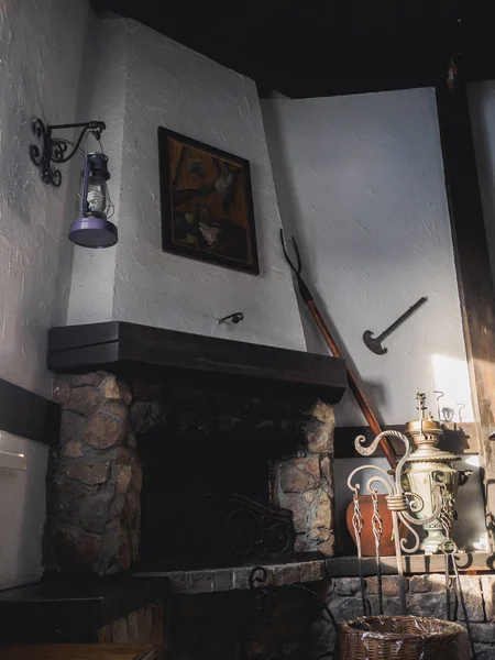 ハンターの家の古い石造りの暖炉 — ストック写真