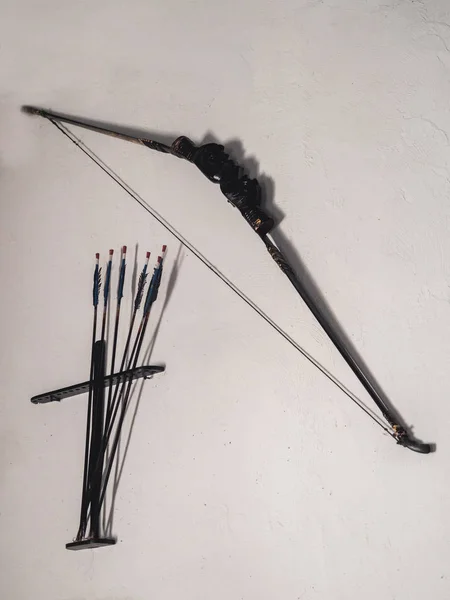弓用箭头武器在白色墙壁 — 图库照片