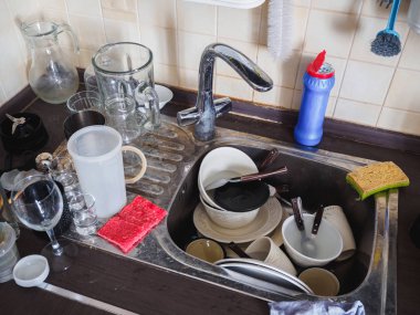 Matea evye içinde birçok kirli bulaşık