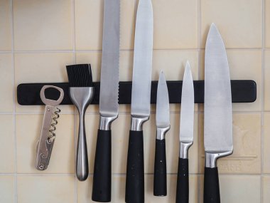 Çelik bıçaklar için siyah manyetik tutucu. duvar karosu