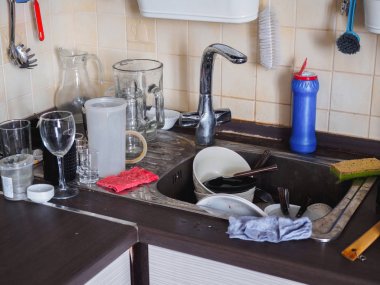 Matea evye içinde birçok kirli bulaşık