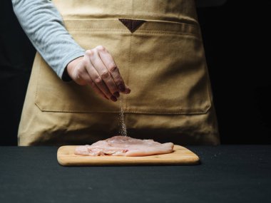 Kadın el serpin çiğ tavuk fileto çeşni tarafından