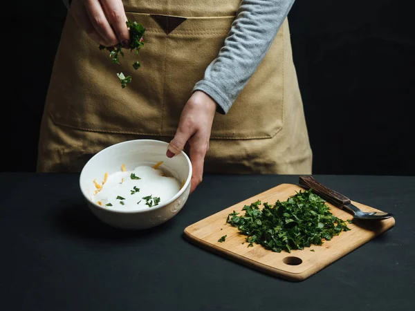 Romige saus met Groenen en kaas koken — Stockfoto
