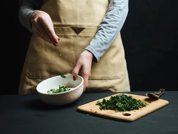 Romige saus met Groenen en kaas koken — Stockfoto