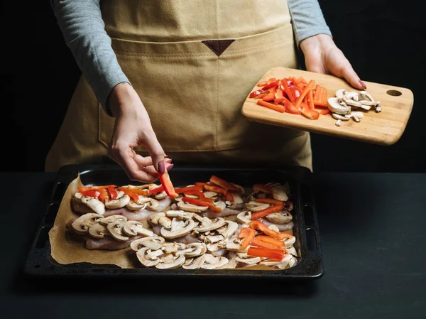 Koken Kip Frans met groenten op lade bakken — Stockfoto