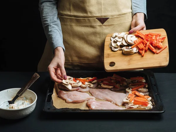 Koken Kip Frans met groenten op lade bakken — Stockfoto