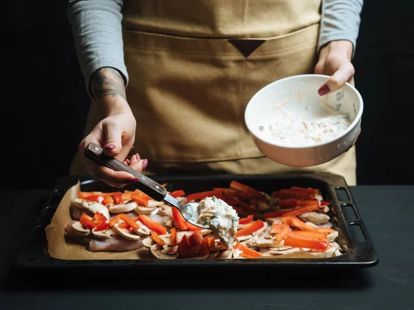 Koken Kip Frans met groenten op lade bakken — Stockfoto