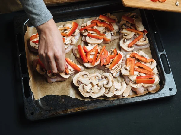 Koken Kip Frans met groenten op lade bakken — Stockfoto