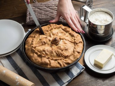 Büyük sıcak yuvarlak balya. Geleneksel tatar turtası