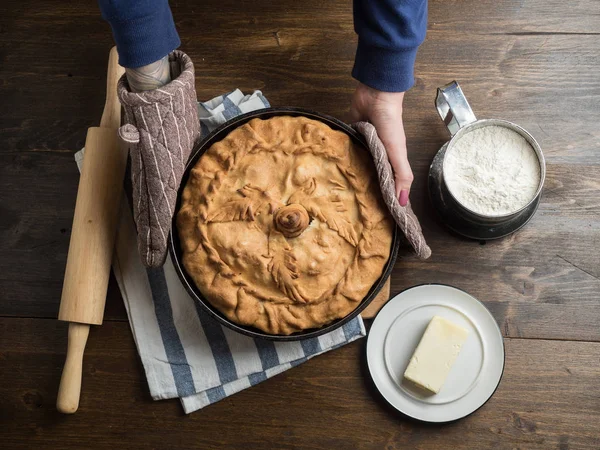 Big hot round balish. Traditional tatar pie — Stock Photo, Image