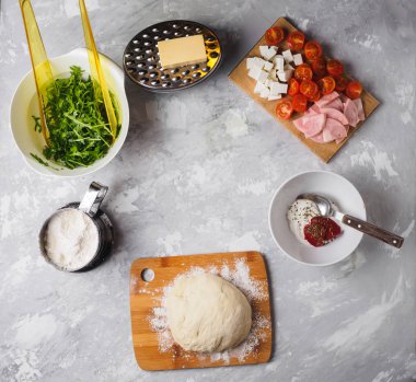 Pizza malzemeleri. kiraz jambon sos Yeşiller hamur peynir un