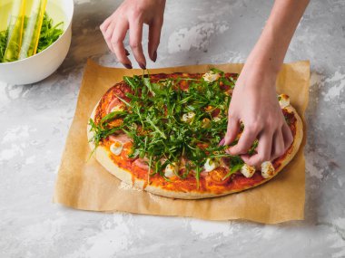 jambon peynir kiraz ile oval ev yapımı pizza yemek. kadın el