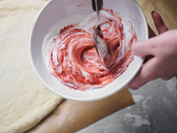 Cocinar pizza. Testo con salsa de tomate. manos de mujer —  Fotos de Stock