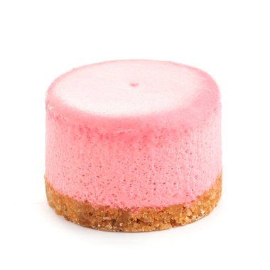 Pembe berry yuvarlak peynirli kek. beyaz izole arka plan