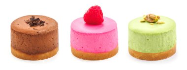 Renk kümesi cheesecakes yuvarlak. beyaz izole arka plan