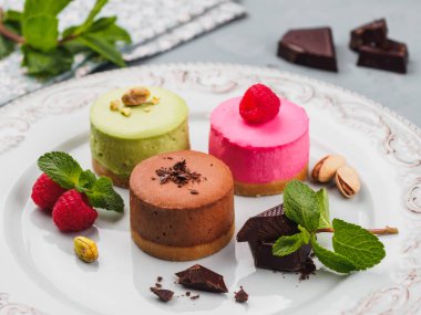 Renk yuvarlak cheesecakes çilek çikolata ve fıstık ile
