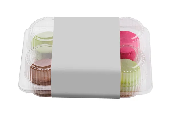 色のプラスチック パッケージはラウンドのチーズケーキです。孤立した白地 — ストック写真