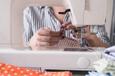 Dikiş makinesi Tekstil peçete ile çalışan kız