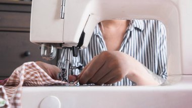 Dikiş makinesi Tekstil peçete ile çalışan kız