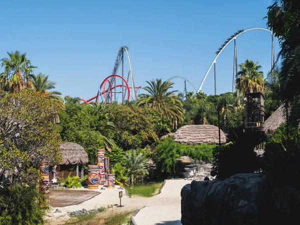 PORT AVENTURA, ESPAÑA - SEPTIEMBRE, 9. Atracciones en el parque Port Aventura el 9 de septiembre de 2017 en la ciudad Salou, Cataluña, España — Foto de Stock