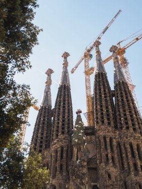 Barcelona - 19 Eylül: Barcelona, Catalonia, İspanya, Antoni Gaudi tarafından 19 Eylül 2017 üzerinde görüldüğü gibi tasarlanmış Sagrada Familia landmark Vinçler İnşaat