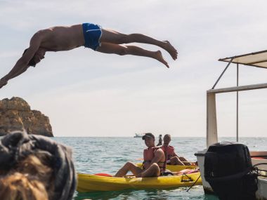 Kayaks insanlar. Okyanus deniz turistik spor tatil