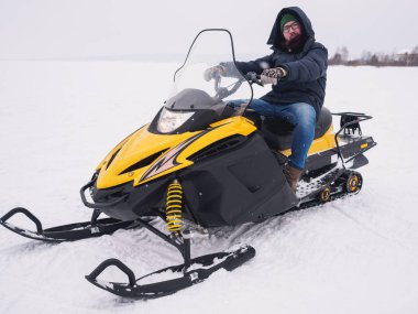 Karmobil adam. Kış kar alan