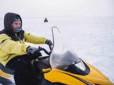 Karmobil adam. Kış kar alan