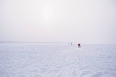 Atv quad Bisiklet insanlar. Kış kar alan