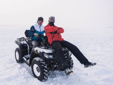 Atv quad Bisiklet adam. Kış kar alan