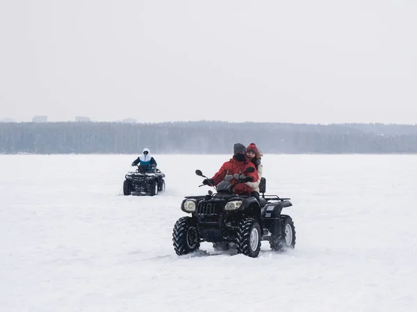 Oameni în atv quad bike. Câmp de zăpadă — Fotografie, imagine de stoc