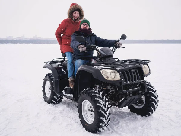 Atv quad Bisiklet insanlar. Kış kar alan — Stok fotoğraf