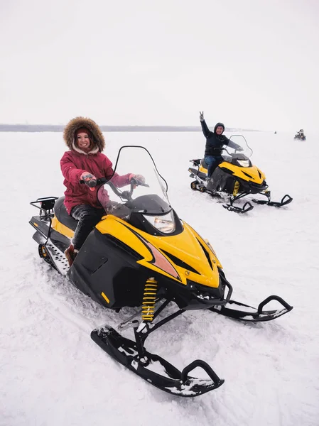 Meisje in de sneeuwscooter. Winter sneeuwveld — Stockfoto