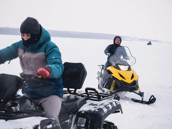 Man in de sneeuwscooter. Winter sneeuwveld — Stockfoto