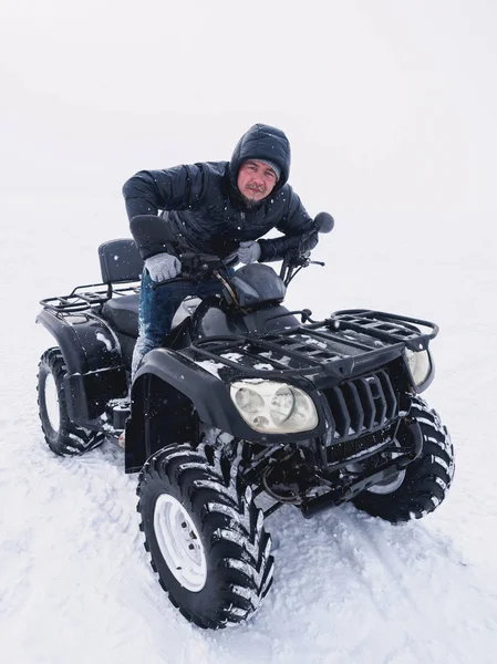 Bărbat în atv quad bike. Câmp de zăpadă — Fotografie, imagine de stoc