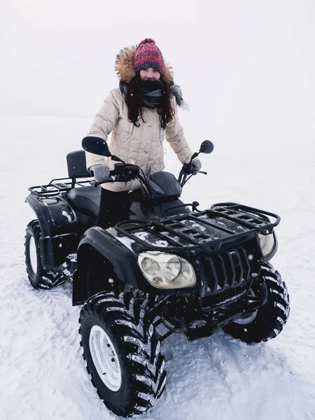 Meisje in ATV quad fiets. Wintersneeuwveld — Stockfoto