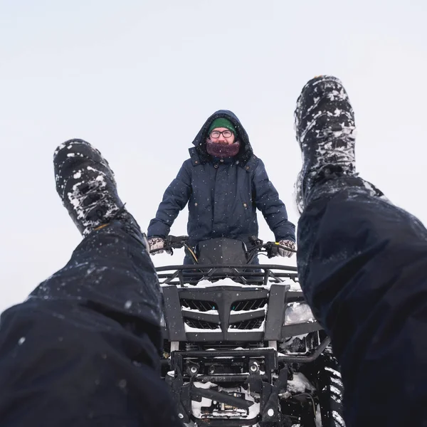 Man ongeval in atv quad bike. Winter sneeuwveld — Stockfoto