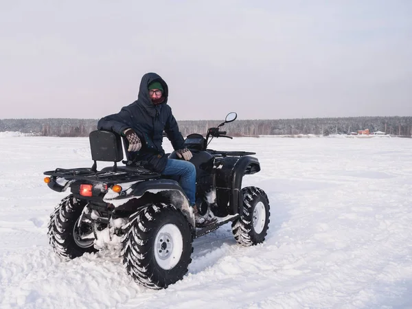 Atv quad Bisiklet adam. Kış kar alan — Stok fotoğraf