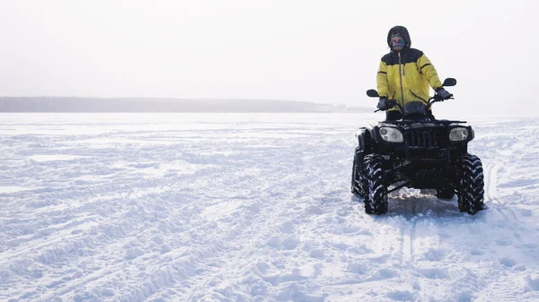 Bărbat în atv quad bike. Câmp de zăpadă — Fotografie, imagine de stoc