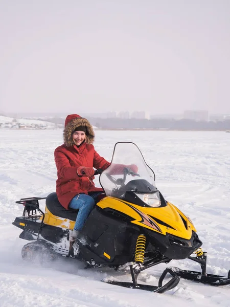 Meisje in de sneeuwscooter. Winter sneeuwveld — Stockfoto