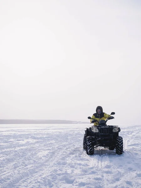 Bărbat în atv quad bike. Câmp de zăpadă — Fotografie, imagine de stoc