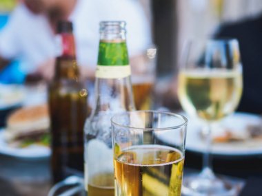 Elma cam ve kafe şişelerde