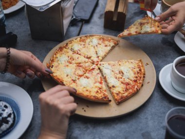 Yaşam tarzı pizza partisi arkadaş. gri tablo