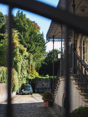 Zürih, İsviçre - 18 Eylül 2017: Tarihi Zürih şehir merkezi görünümünü bir yaz gününde, İsviçre