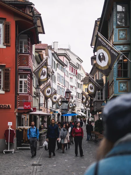 Zurich, Suiza - 18 de septiembre de 2017: La vida cotidiana de las personas en el centro histórico de Zurich — Foto de Stock